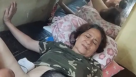 Любовь моей жизни, я ем ее киску так много спермы, она любит это