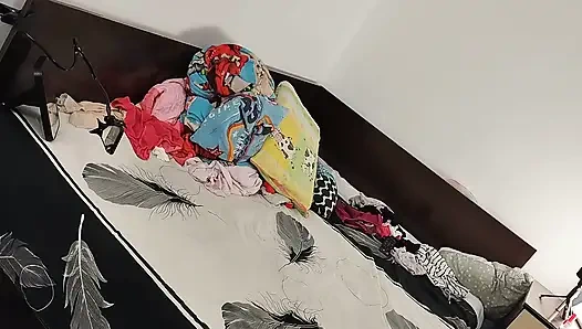 Seksi esmer evin etrafında çıplak ev işleri yapıyor