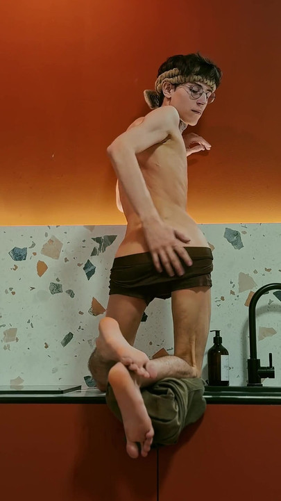 Twink se zabavlja u studijskoj kuhinji