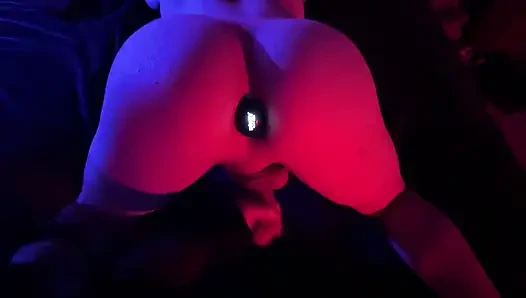 Gadis mendominasi pacarnya dengan masturbasi dan membuat pantatnya untuk pertama kalinya