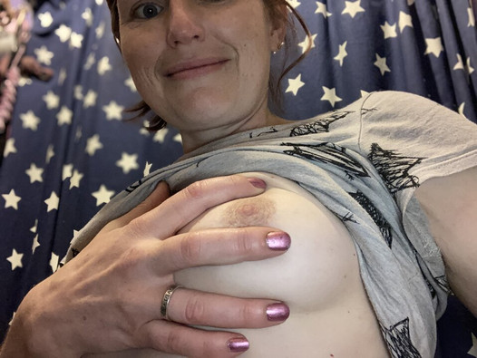 Sexy lustige MILF spielt mit ihren perfekten Titten mit gefrorenen Fingern, damit ihre geschwollenen Nippel zum Spielen kommen