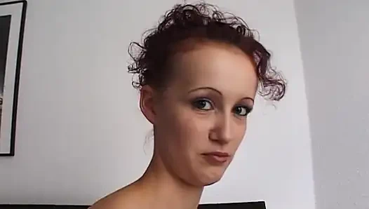 Симпатичную рыжую тинку трахают в видео от первого лица на кастинге