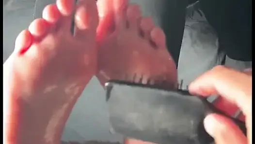 Щекотка расческой