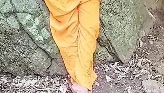 Kocası Ormanda Çalışırken Evli Kadın Komşusuyla Sikiliyor