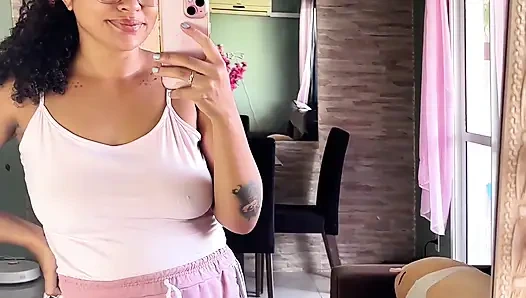 Molliges mädchen natürliche furz-zusammenstellung, alberne gesichter, augenrollen & lachen