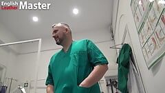 Lekarz śmieje się z twojego małego penisa i pokazuje, jak mężczyzna z prawdziwym kutasem pieprzy PODGLĄD