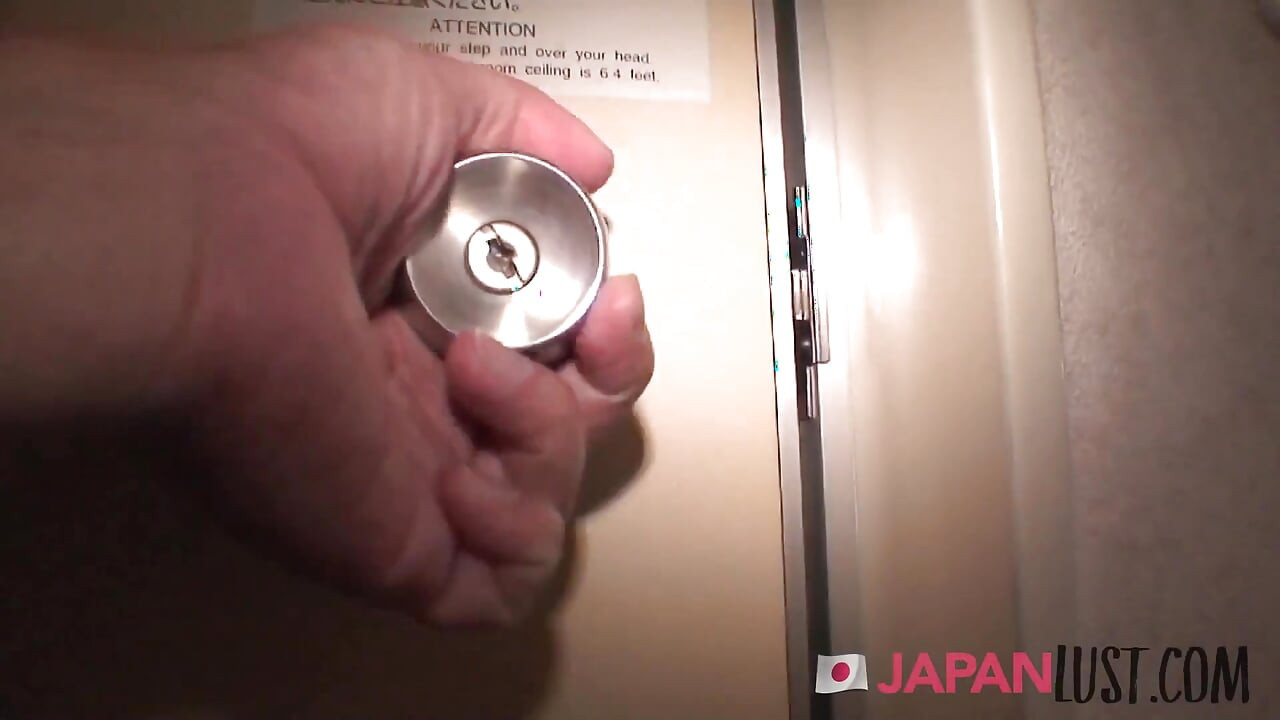 Tante seksi jepang dengan stoking jala