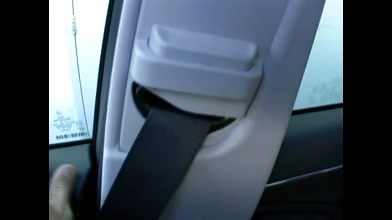 Vollbusige blondine nimmt einen großen schwanz ins auto!