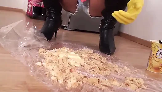 Yüksek topuklu esmer gazlı yemek ve sigara içiyor
