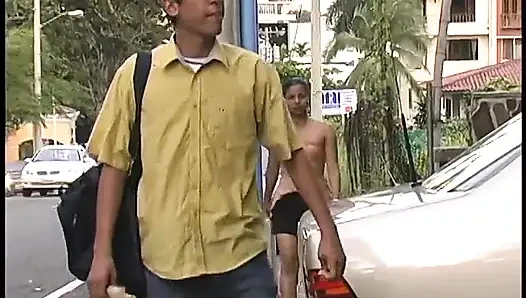 Latin genç kız postacı tarafından sikiliyor