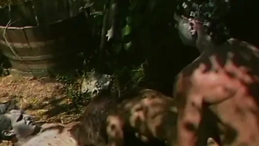 Açık havada anal sikiş götünü geniş açıyor