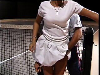Młoda śliczna brunetka z dredami bierze lekcje tenisa z pożądliwym trenerem
