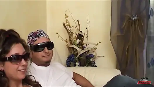 Brunette panas disetubuhi oleh dua kontol