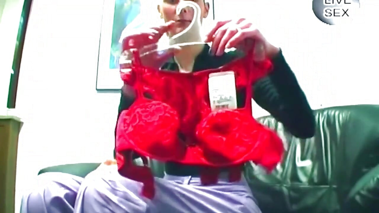 Bruneta roztáhne chlupatou kundičku skleněnou hračkou