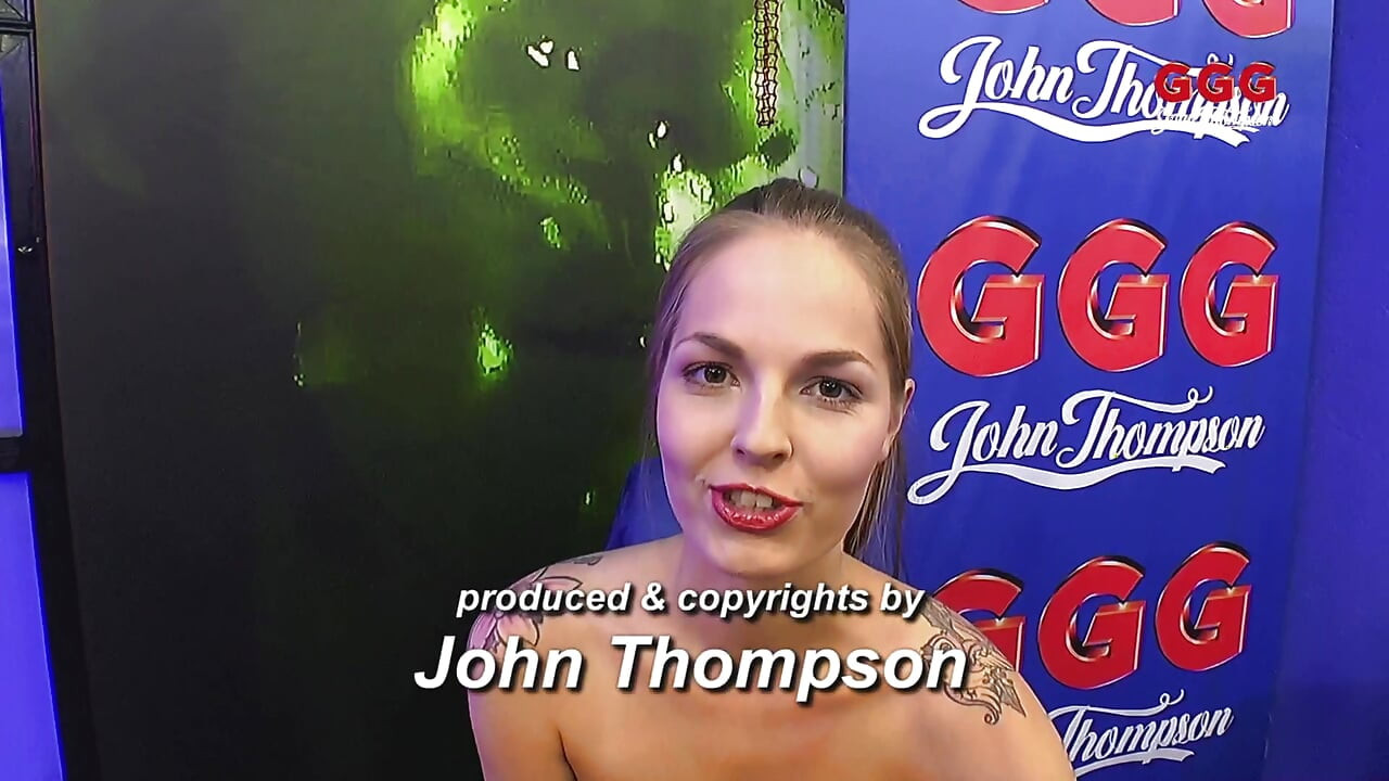 그녀의 발정난 보지에 거대한 자지를 따먹고 정액 갱뱅을 삼키는 섹시한 갈색 머리