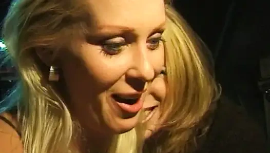 Wilde Lesbenabenteuer in Taxi und Badewanne