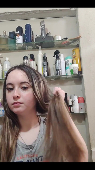 それから髪の毛をほどきます