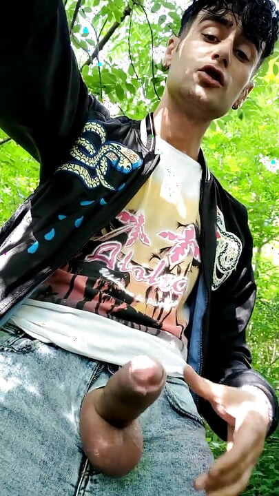 Snabb spermasprut i parken - kuk ur jeans