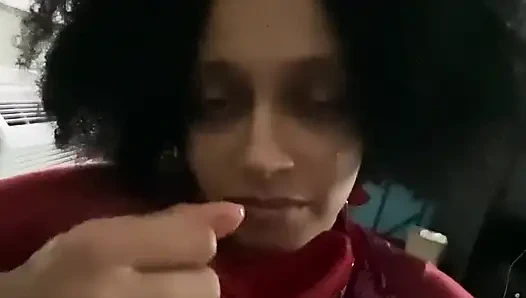 Leena Rayz - minik ve güzel ellere sahip köle parlak beyaz yarağı okşuyor