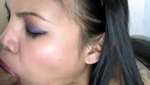 Sai-Tai сосет и дрочит жесткий член мистера Happy