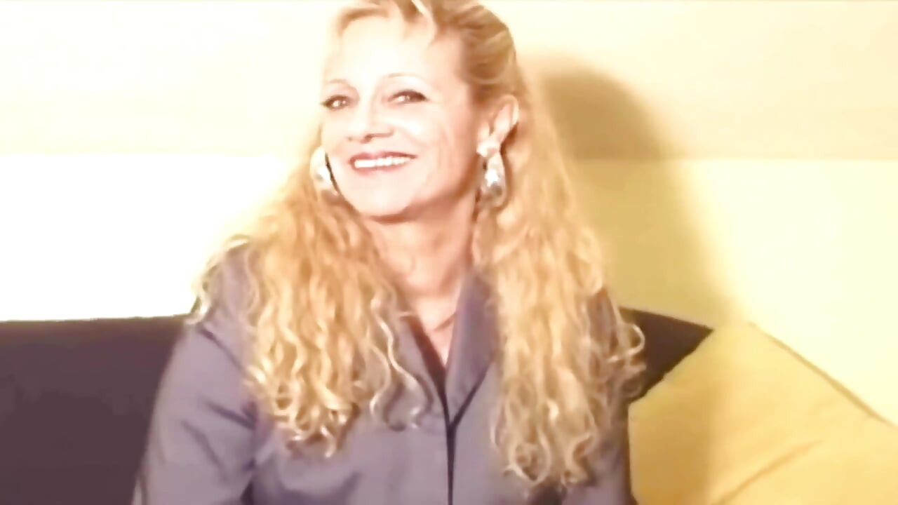 Французская крошка играет с огромной игрушкой на ее кастинге