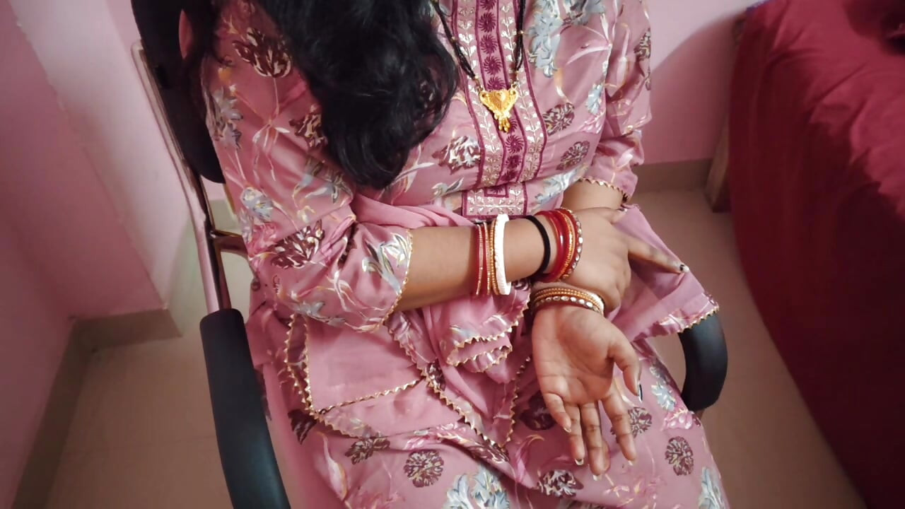 Η νιόπαντρη βυζαρού ετεροθαλής αδερφή μου δεν είναι ικανοποιημένη με τον άντρα της, πρόσφερα το πουλί μου για το στενό μουνί της