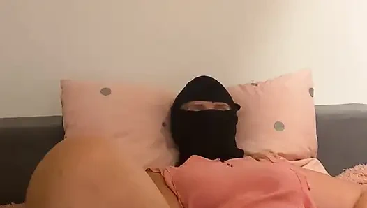 ANNA заставляю себя на кровати с киской