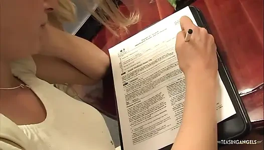 Проказливая блондинка фантазирует о том, чтобы быть стриптизером, которую выебал красивый клиент