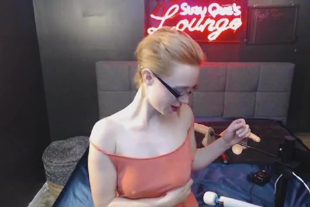 Babe Pleasures Herself Using a Fuck Machine