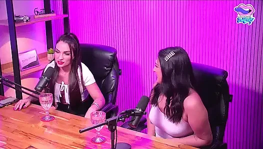 Wanita Kulit Hitam Terpanas Yang Pernah Anda Lihat, Menceritakan Semua Di Podcast.
