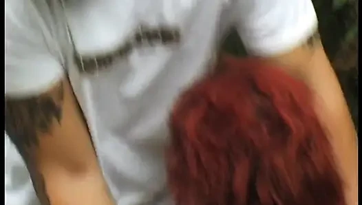 Kızıl saçlı olgun fahişe sakso çekmeden önce yüzme havuzunda mastürbasyon yapıyor