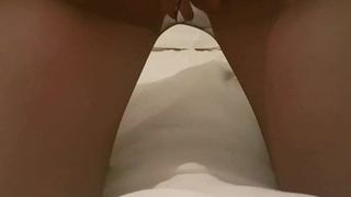 Une MILF amateur se masturbe dans des bas nylon