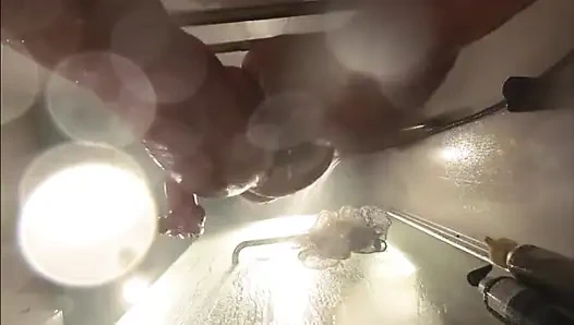 Webcam - di bawah kamar mandi. Pacar setelah berhubungan seks di kamar mandi