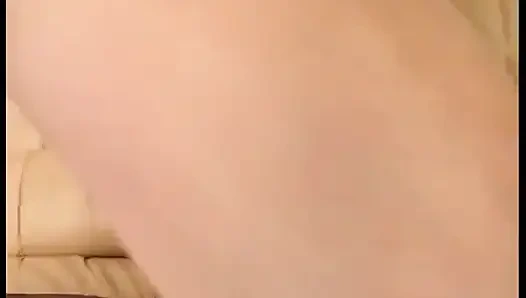 Блондинку с короткими волосами трахают глубоко в задницу.