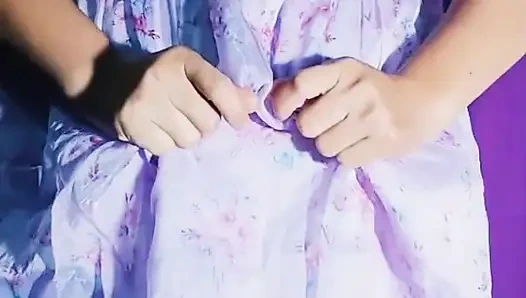 Hintli kız piya kısa elbise giyiyor