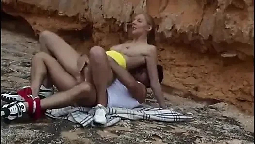 Minyon fahişe emektar nemli amcığını kumda sert siktiriyor