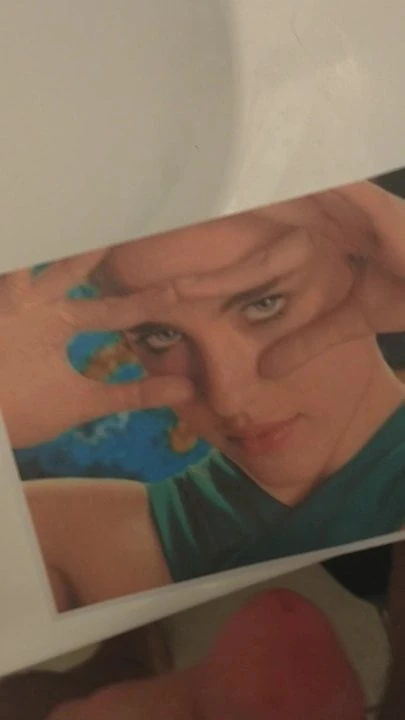 Margaret Qualley goza em homenagem