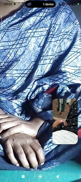 Dì Ấn Độ móc cua trên videocall sex