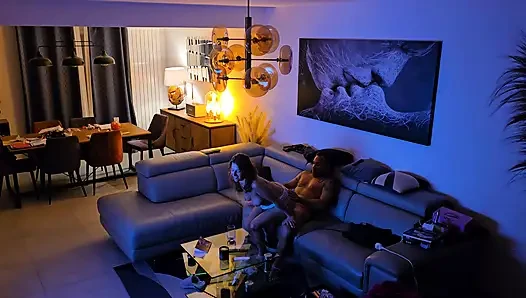 Im wohnzimmer erwischt, als er von der arbeit nach hause kam