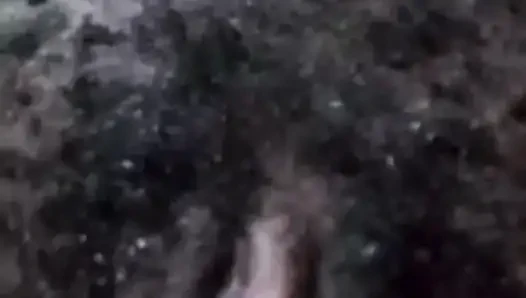 Она играет со своей киской, пока не сквиртует