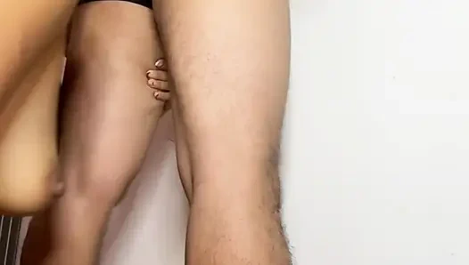 Enak banget nyepong suamiku