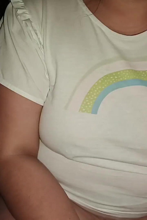 Güzel doğal göğüsler seksi piercinglerini gösteriyor