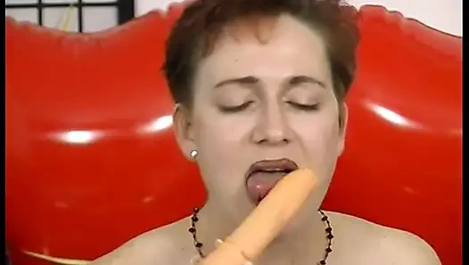 Зрелая брюнетка в чулках и высоких каблуках трахает киску дилдо в винтажном соло