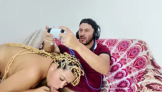 Ich ficke meinen Gamer Rommate, während ich Fornite spiele