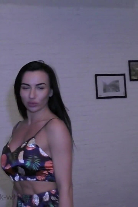 Kocası ayrıldığında atletik MILF ile yattı