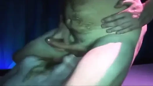Olgun hatun vahşi grup pound'unda genişliyor