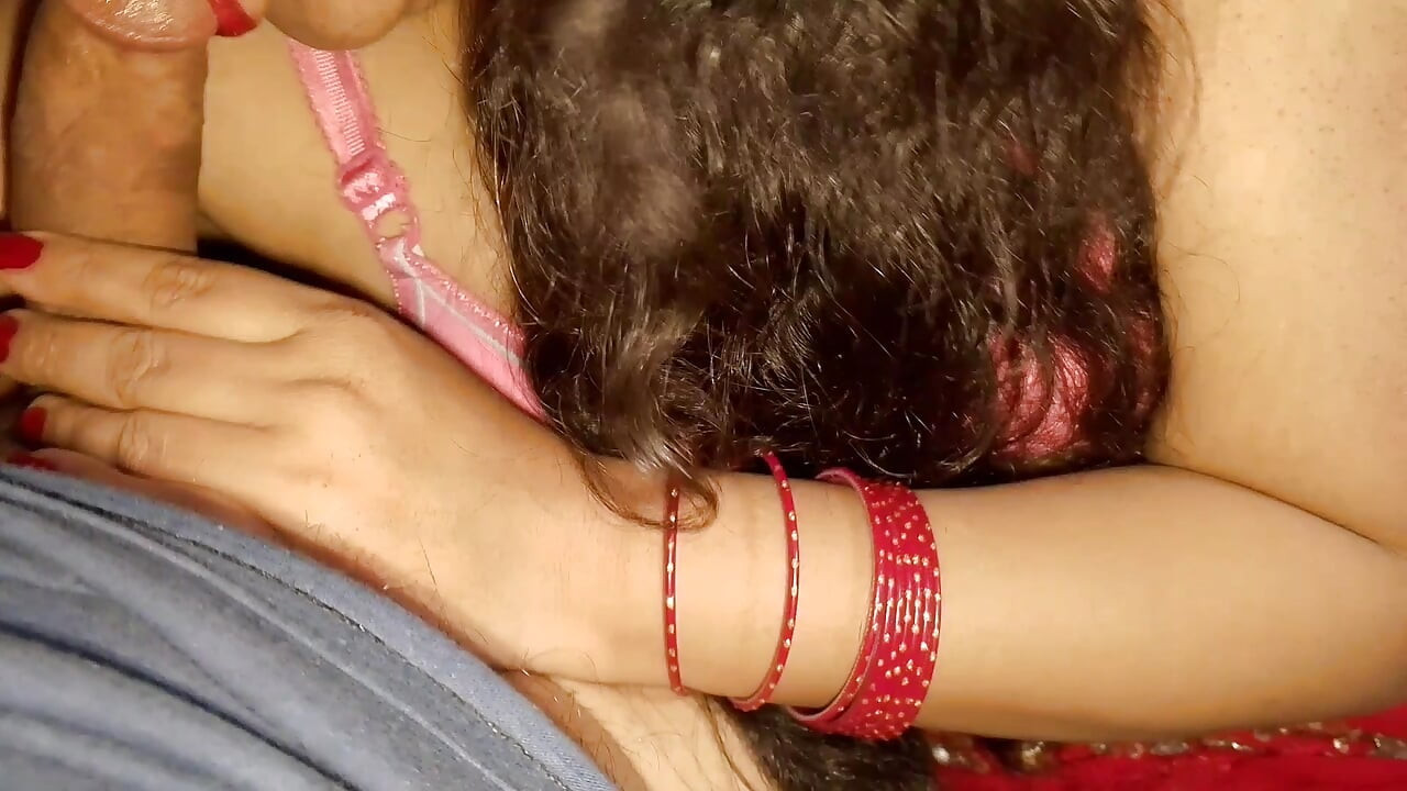 Desi mlada indijska bhabhi zavodi devara pokazujući svoju seksi figuru - u crvenom sariju