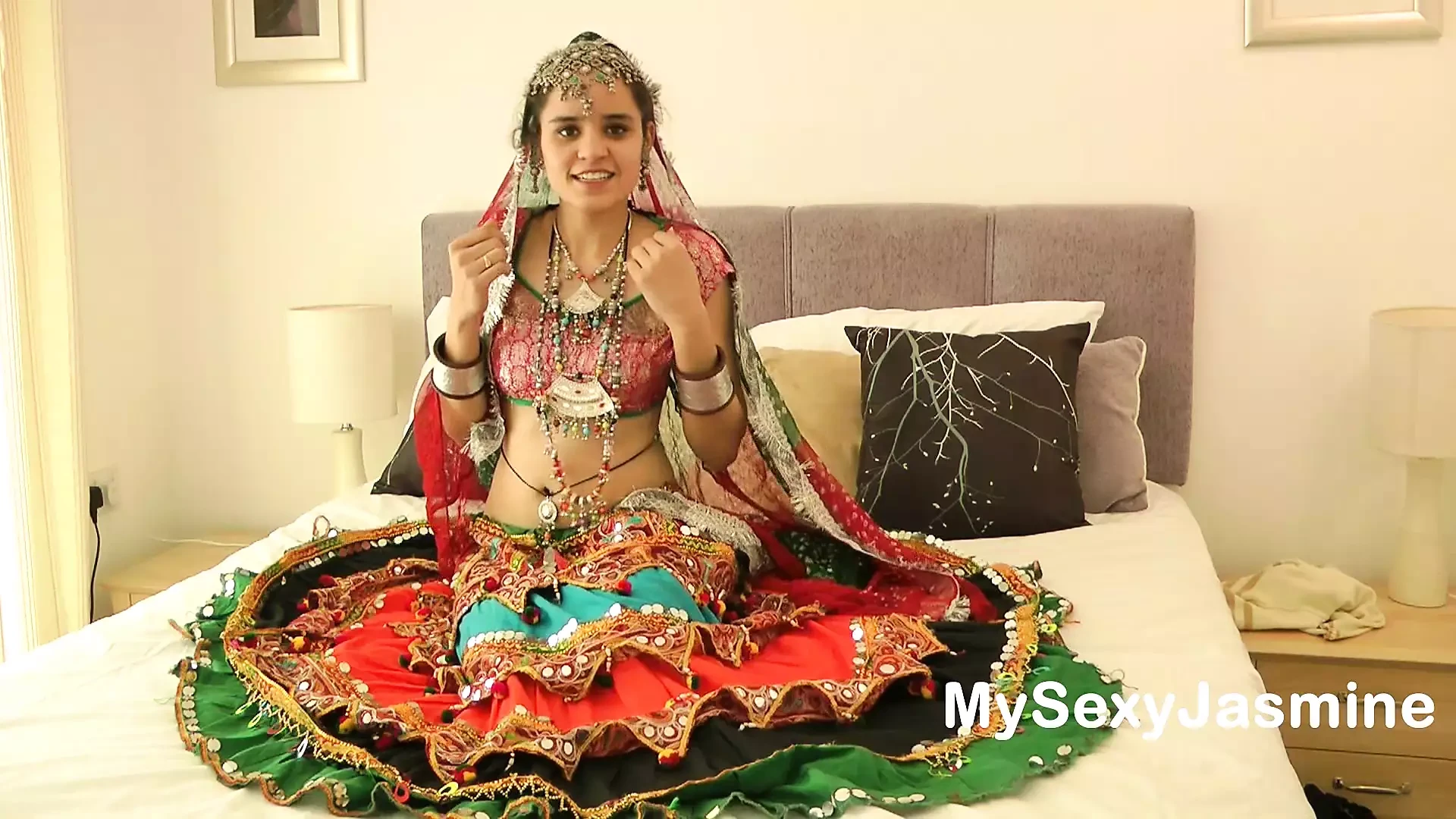 Pertunjukan striptis jasmine si cewek imut asal gujarat india dengan gaun garba