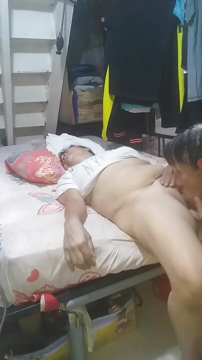 Ξέρει ότι είμαι ο καλύτερος τρώγων μουνί