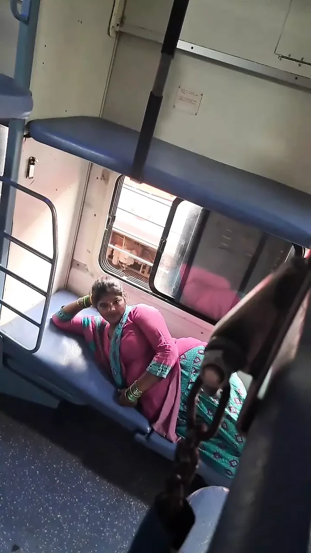 🥵DESI INDIAN TRAIN VALI BHABHI girl have sex with step brother Xxx , Desi Village Doggy style rough hardcore College girl tig